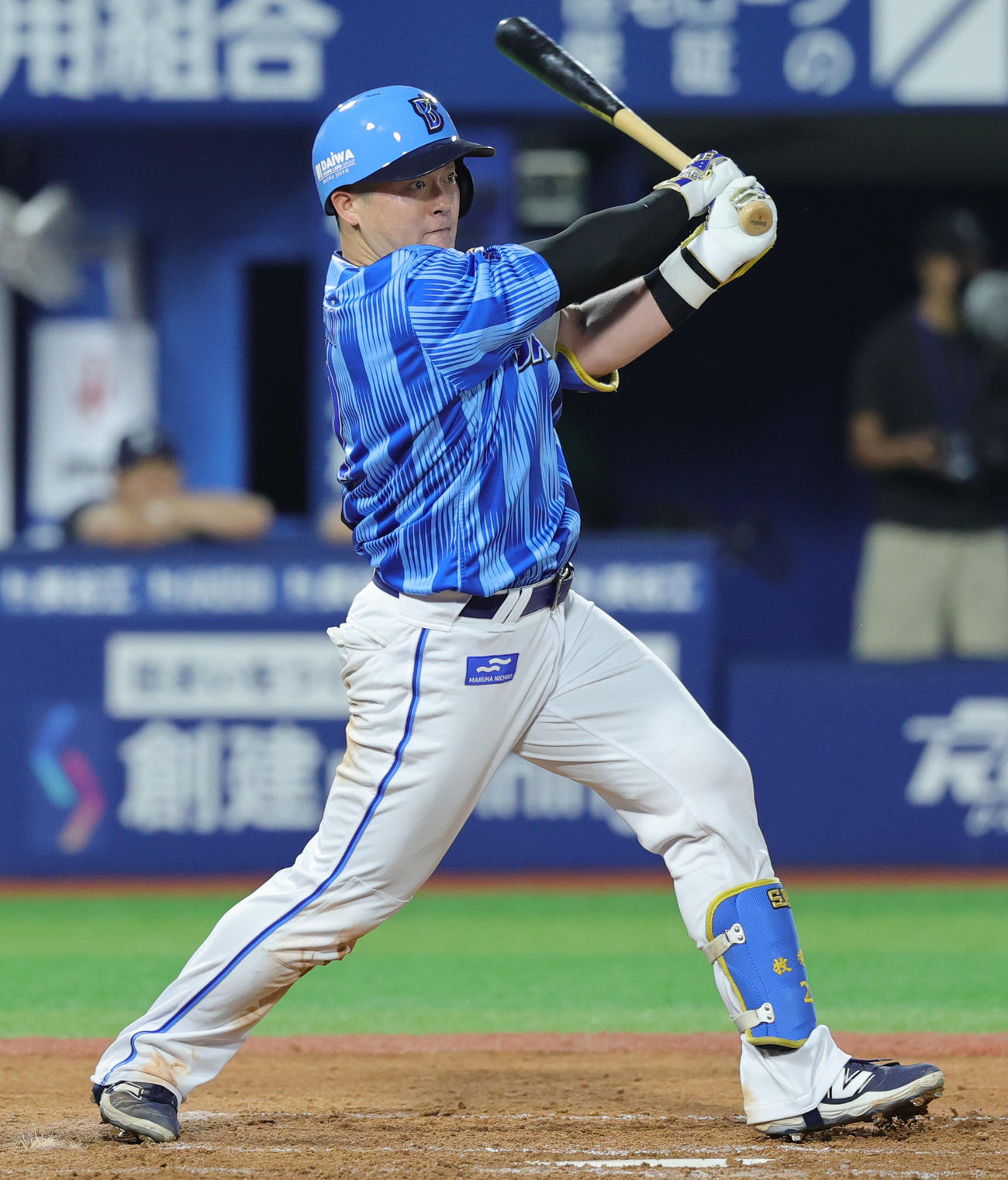 DeNA対西武　5回裏DeNA無死、右二塁打を放つ牧（撮影・野上伸悟）