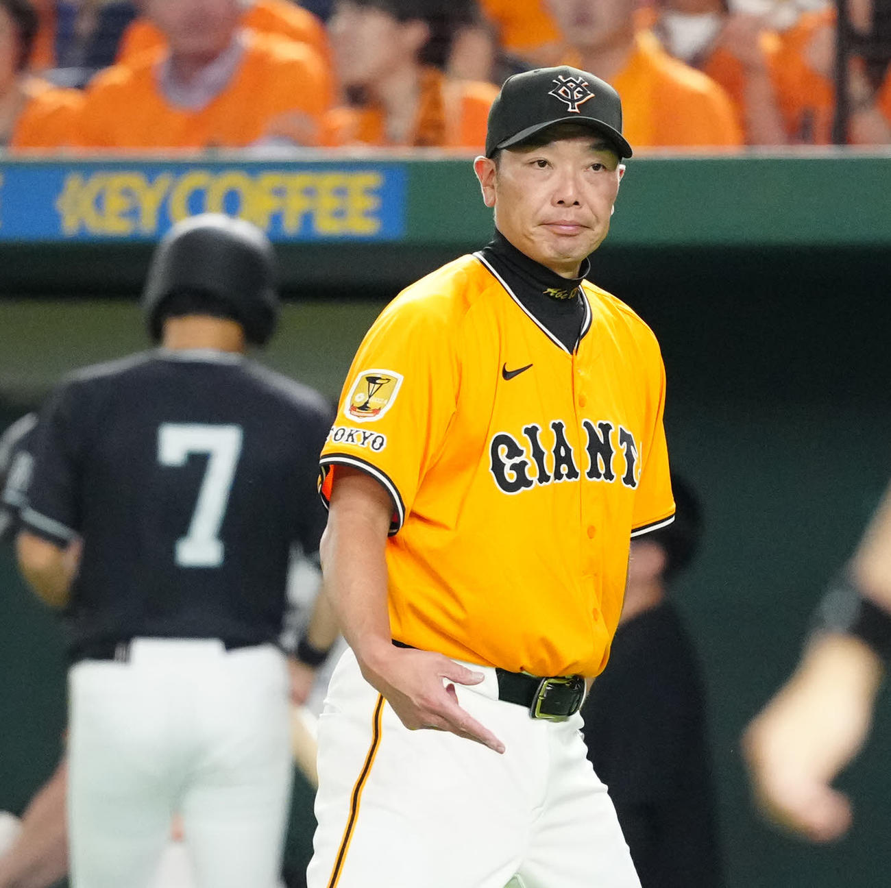 巨人対日本ハム　7回表開始前、選手交代を告げた巨人阿部監督（撮影・江口和貴）