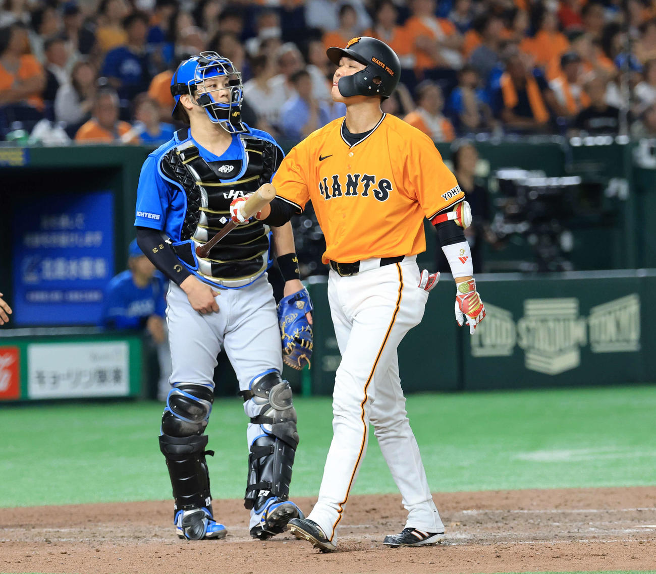 巨人対日本ハム　8回裏巨人1死、三振に倒れた坂本は悔しそうに舌を出す（撮影・浅見桂子）