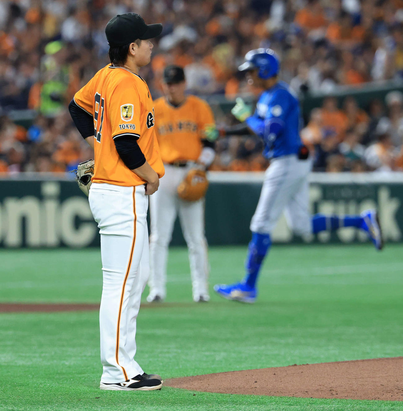 巨人対日本ハム　2回表日本ハム2死、水谷（奥）にソロ本塁打を浴びてぼう然とする井上（撮影・浅見桂子）
