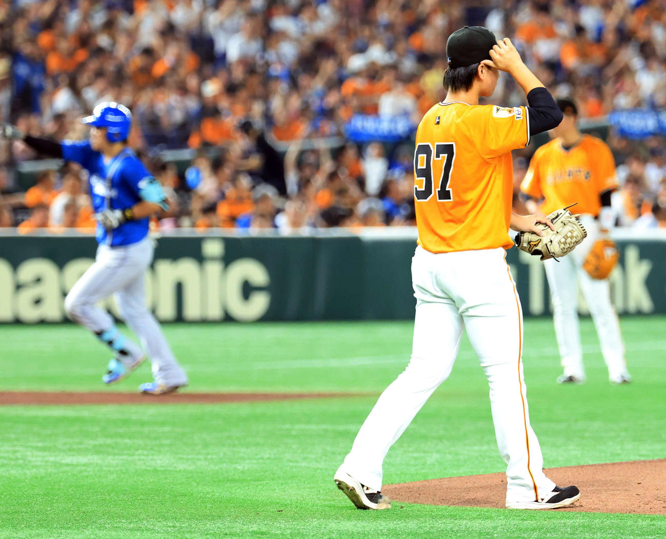 巨人対日本ハム　2回表日本ハム無死、伏見（奥）にソロ本塁打を浴びた井上（撮影・浅見桂子）