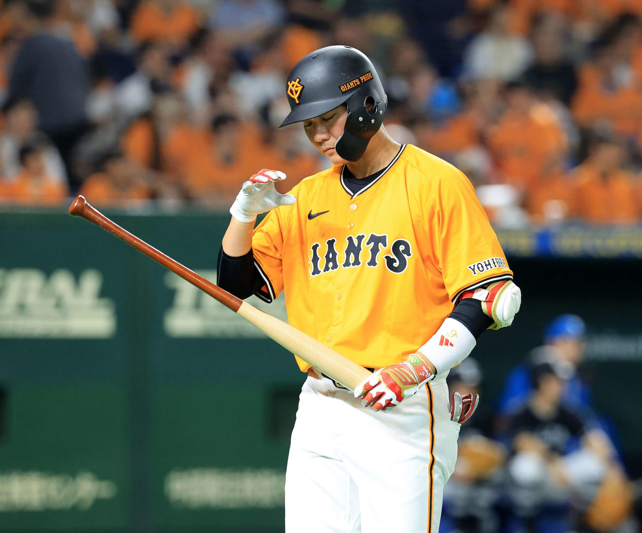 巨人対日本ハム　8回裏巨人1死、三振に倒れた坂本は悔しそうに引き揚げる（撮影・浅見桂子）