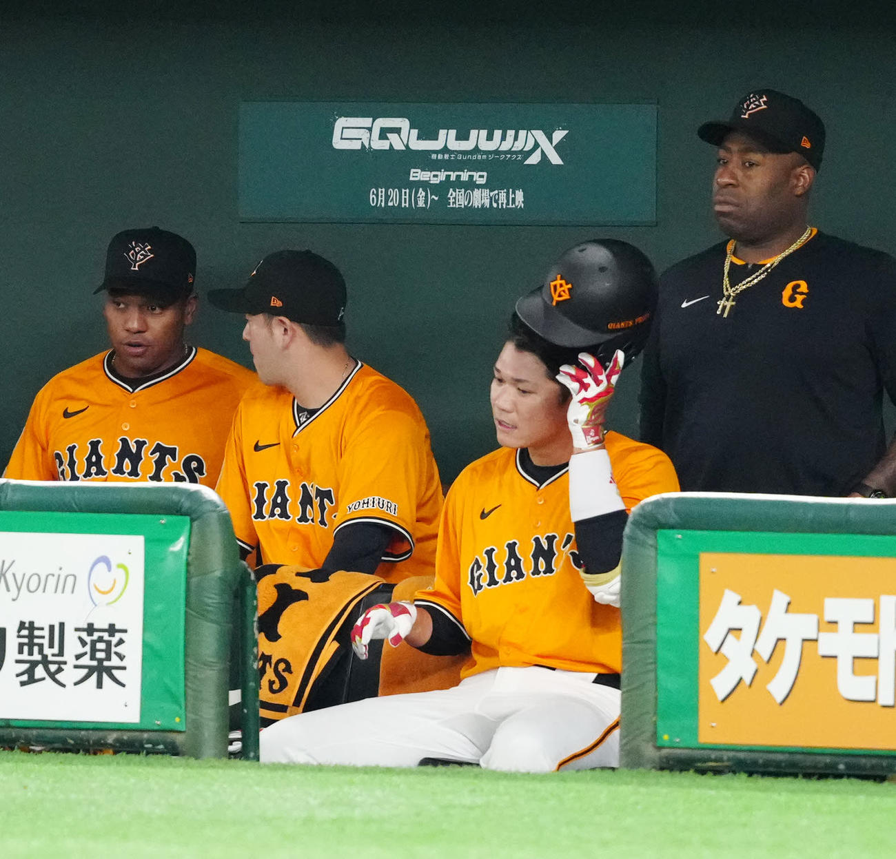 巨人対日本ハム　4回裏巨人無死、二飛に倒れベンチに引き揚げた坂本（中央右）（撮影・江口和貴）