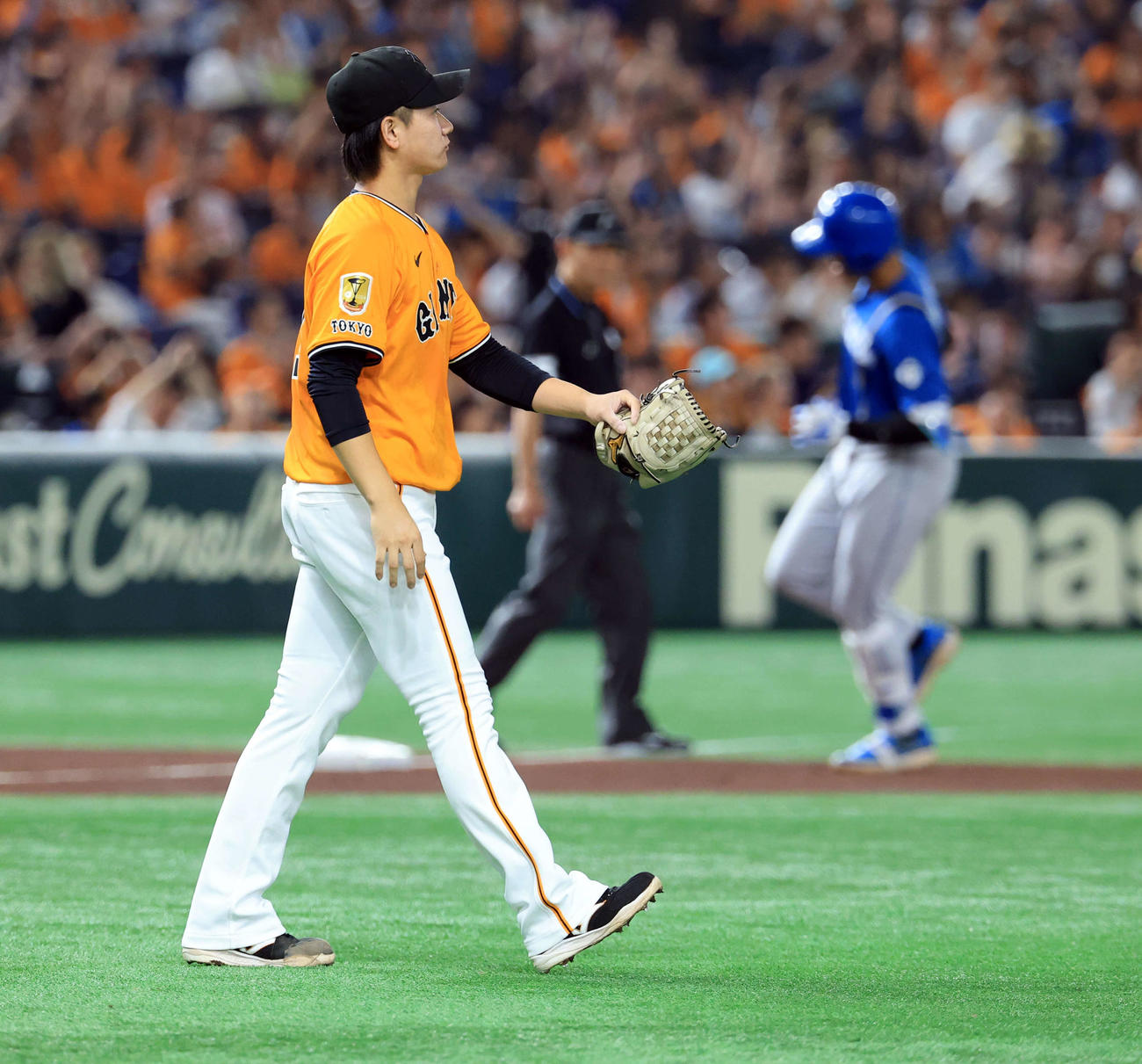 巨人対日本ハム　2回表日本ハム無死一塁、万波（奥）に2点本塁打を許した井上（撮影・浅見桂子）