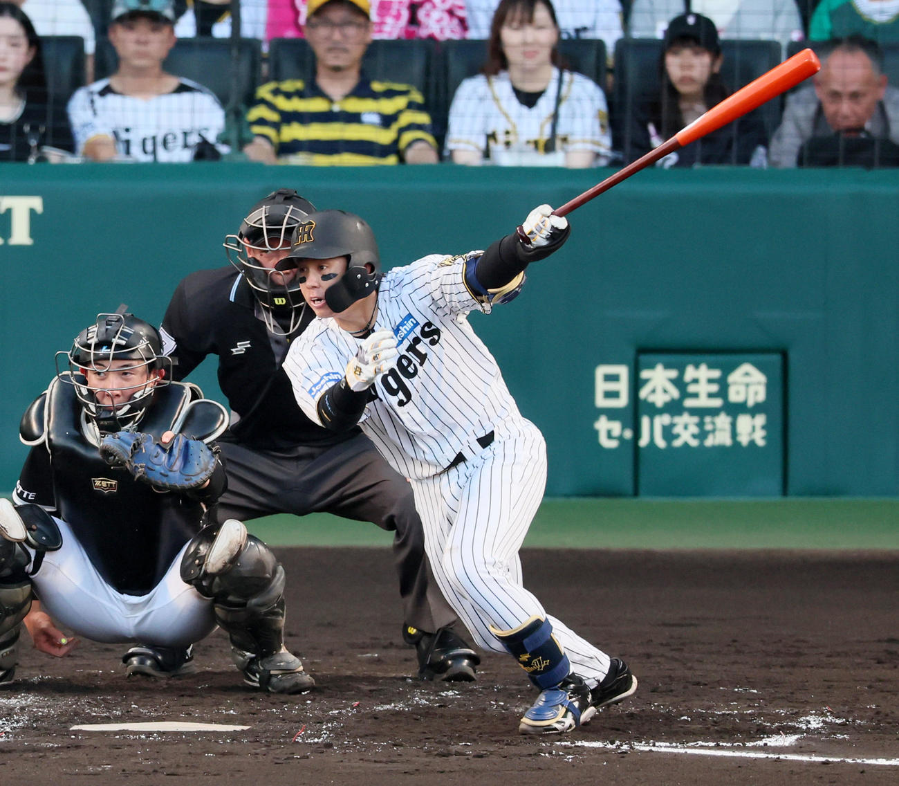 阪神対ロッテ　2回裏阪神2死、梅野は右前打を放つ（撮影・加藤哉）