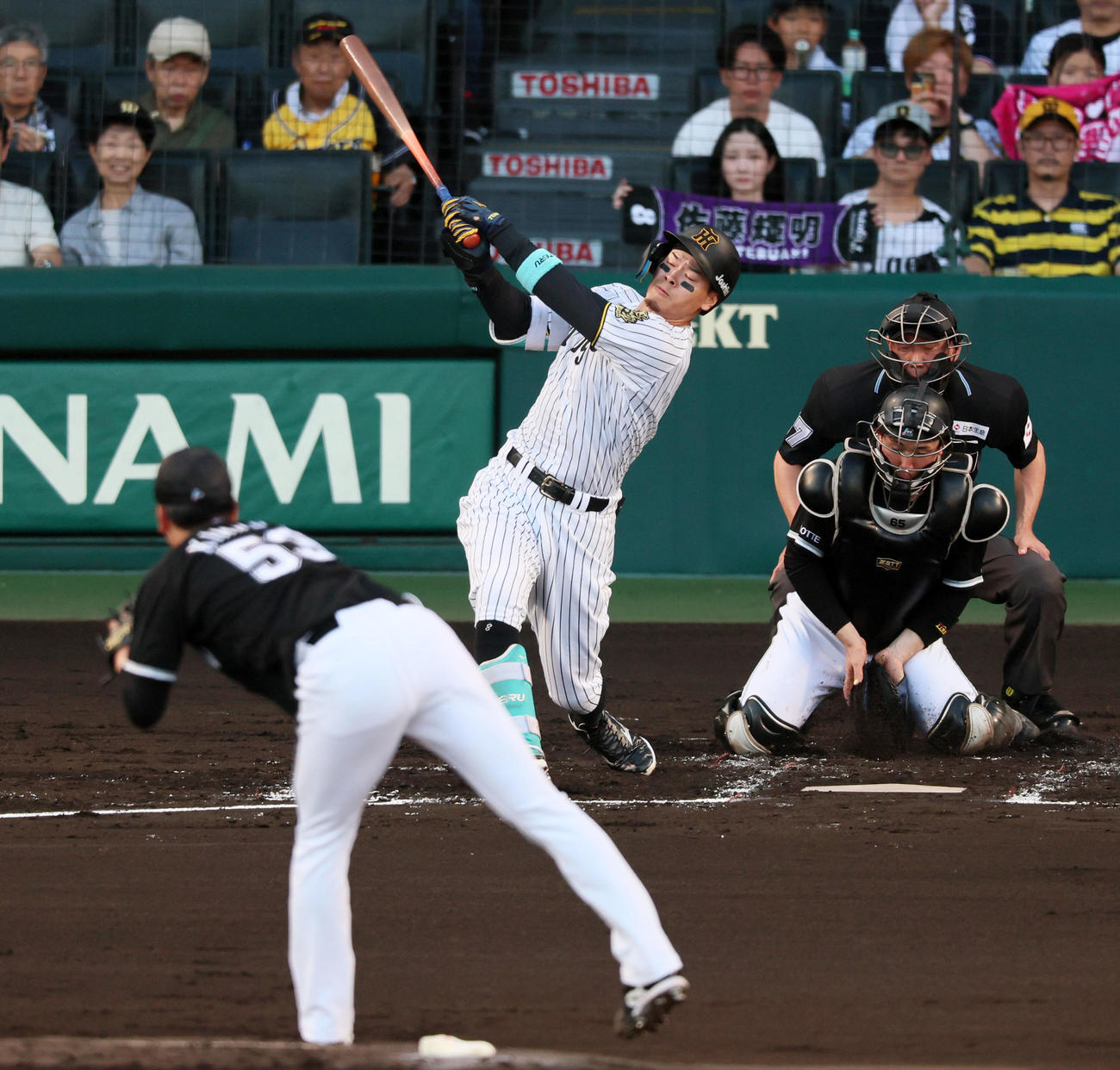 阪神対ロッテ　1回裏阪神2死二塁、三振に倒れる佐藤輝。投手木村（撮影・加藤哉）