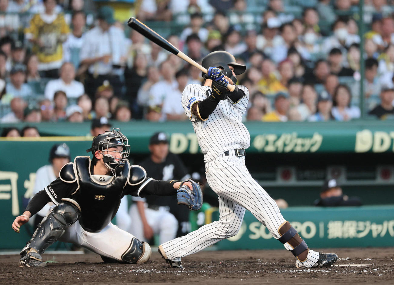 阪神対ロッテ　3回裏阪神2死二塁、中野は中前先制適時打を放つ（撮影・宮崎幸一）