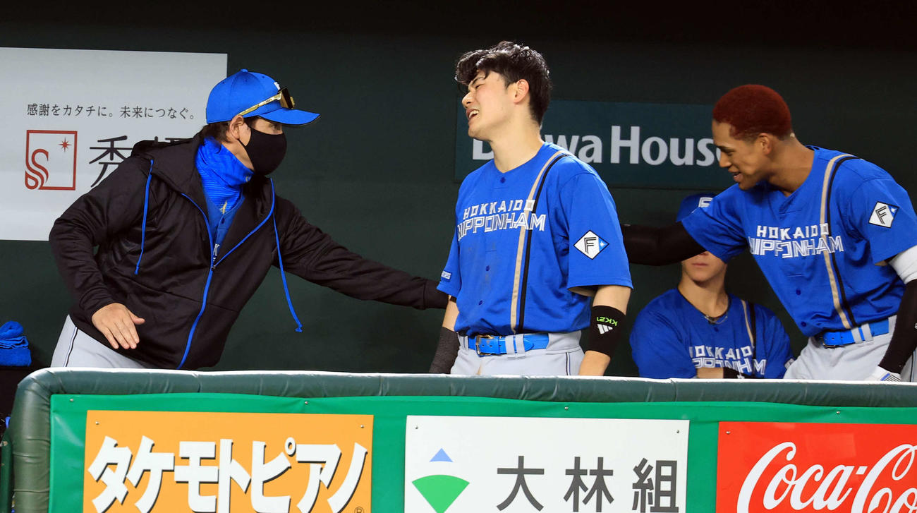 巨人対日本ハム　2回表日本ハム無死一塁、万波（右）が2点本塁打を放ちハイタッチで迎える新庄監督（撮影・浅見桂子）