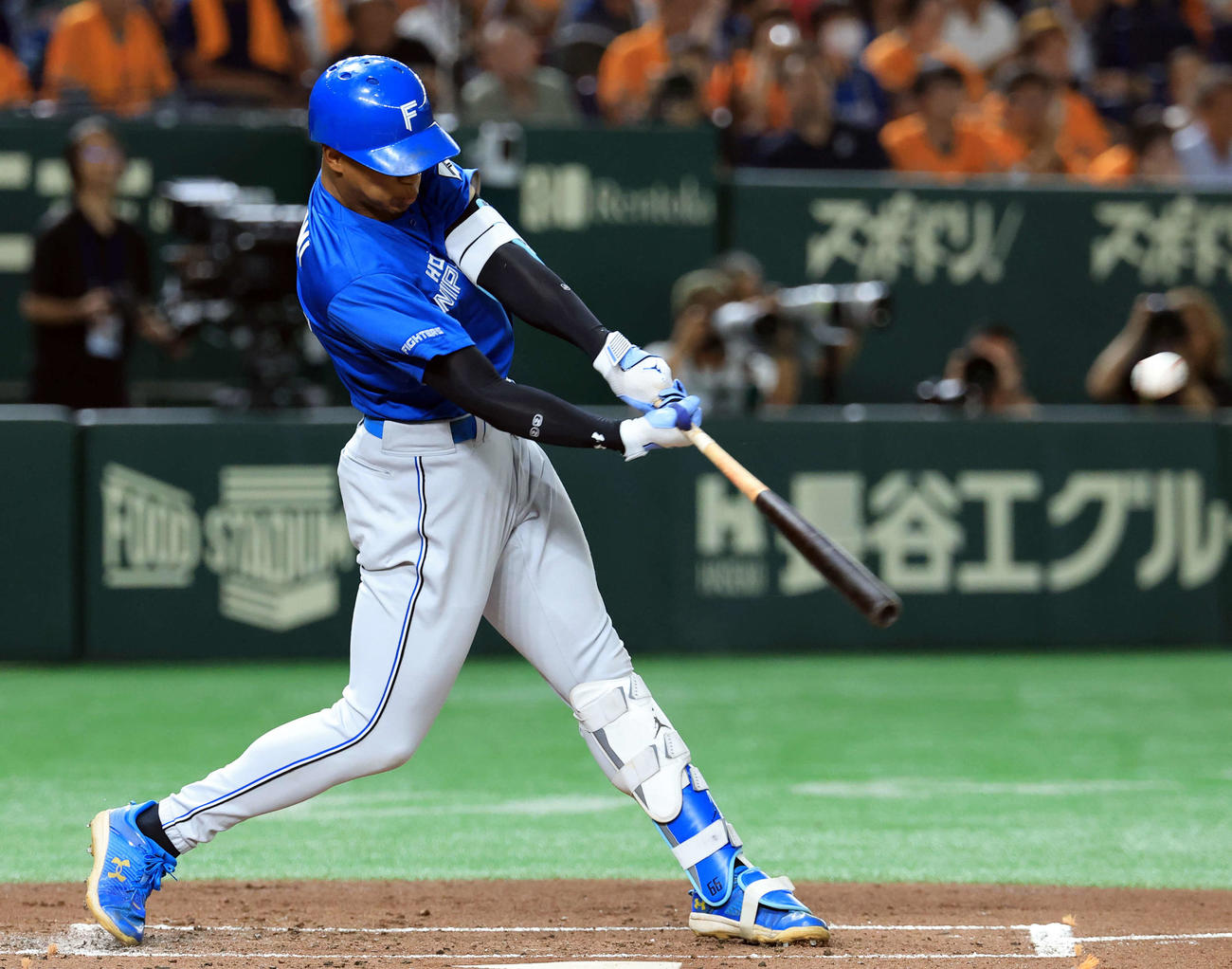 巨人対日本ハム　2回表日本ハム無死一塁、万波は2点本塁打を放つ（撮影・浅見桂子）