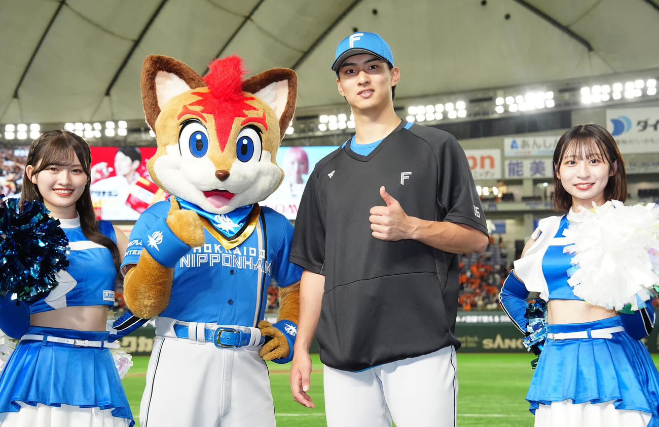 巨人対日本ハム　試合後、写真に納まる日本ハム達（中央右）（撮影・江口和貴）