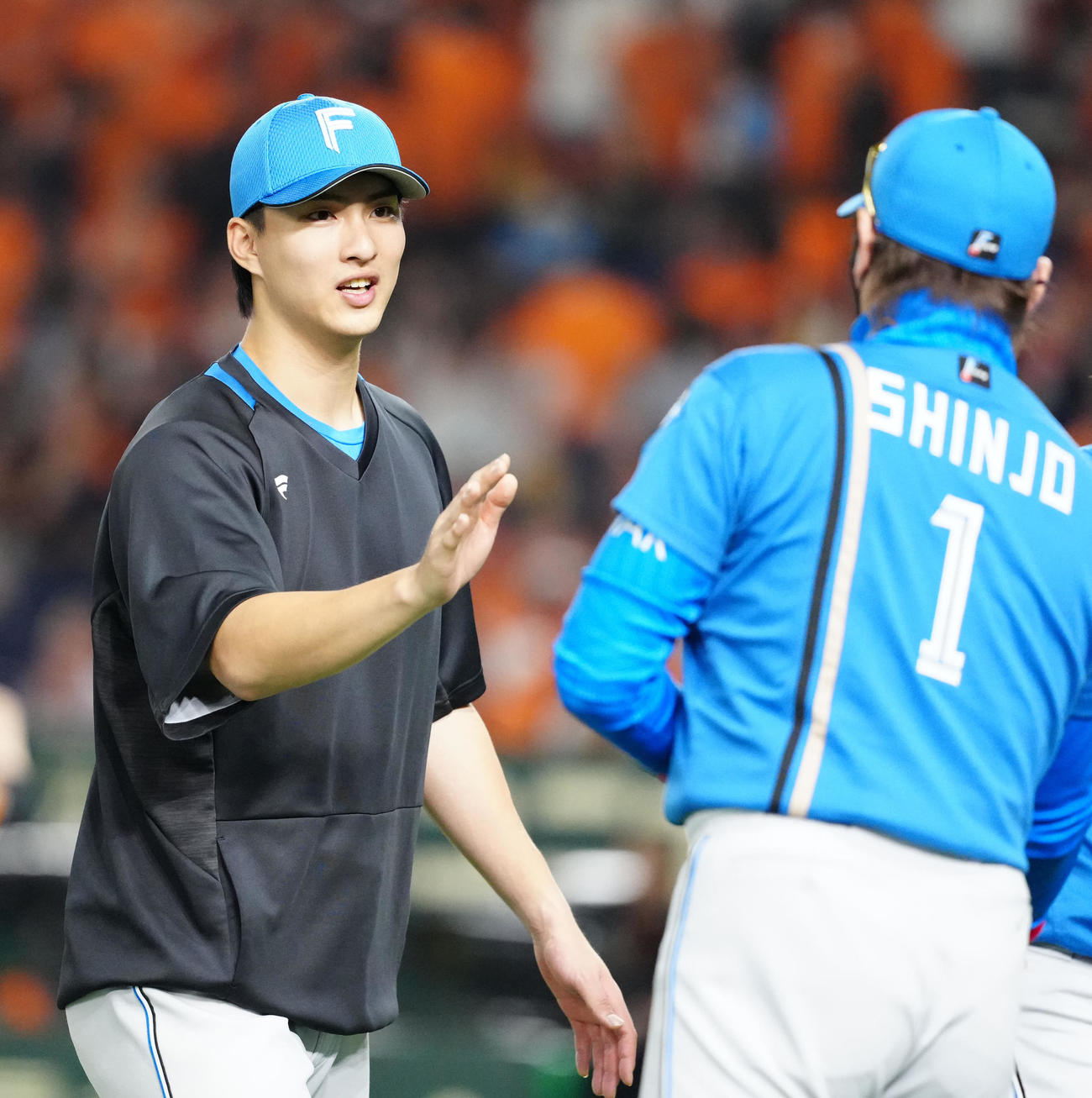 巨人対日本ハム　試合後、日本ハム新庄監督（右）とタッチを交わす達（撮影・江口和貴）