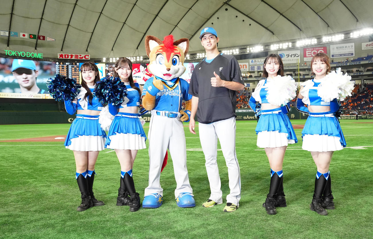 巨人対日本ハム　試合後、ファイターズガール、フレップと写真に納まる日本ハム達（中央右）（撮影・江口和貴）