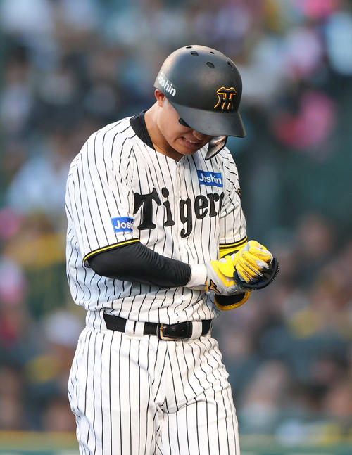 阪神】森下翔太「全然大丈夫」左手に死球受け顔ゆがませるも勝利へ執念