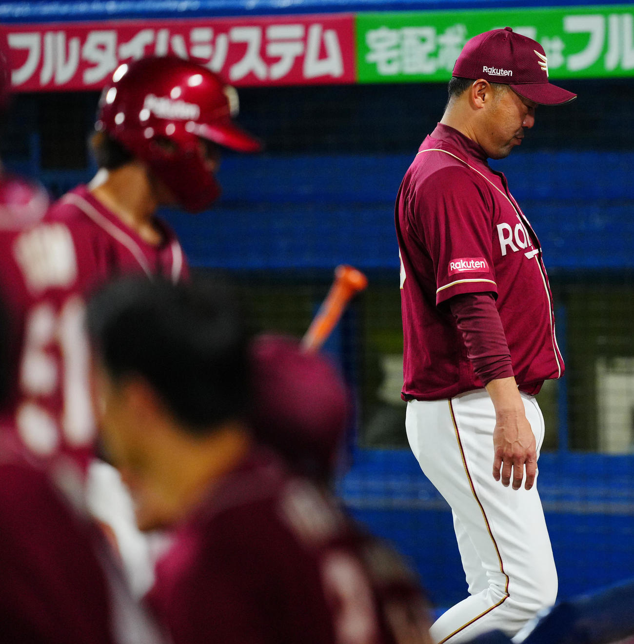ヤクルト対楽天　12回表の攻撃を無得点で終え交代を告げた楽天三木監督（右）はうつむく（撮影・垰建太）