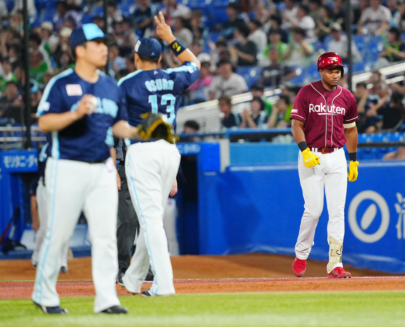 ヤクルト対楽天　11回表楽天無死一、二塁、二ゴロ併殺に倒れ肩を落とすゴンザレス（右）（撮影・垰建太）