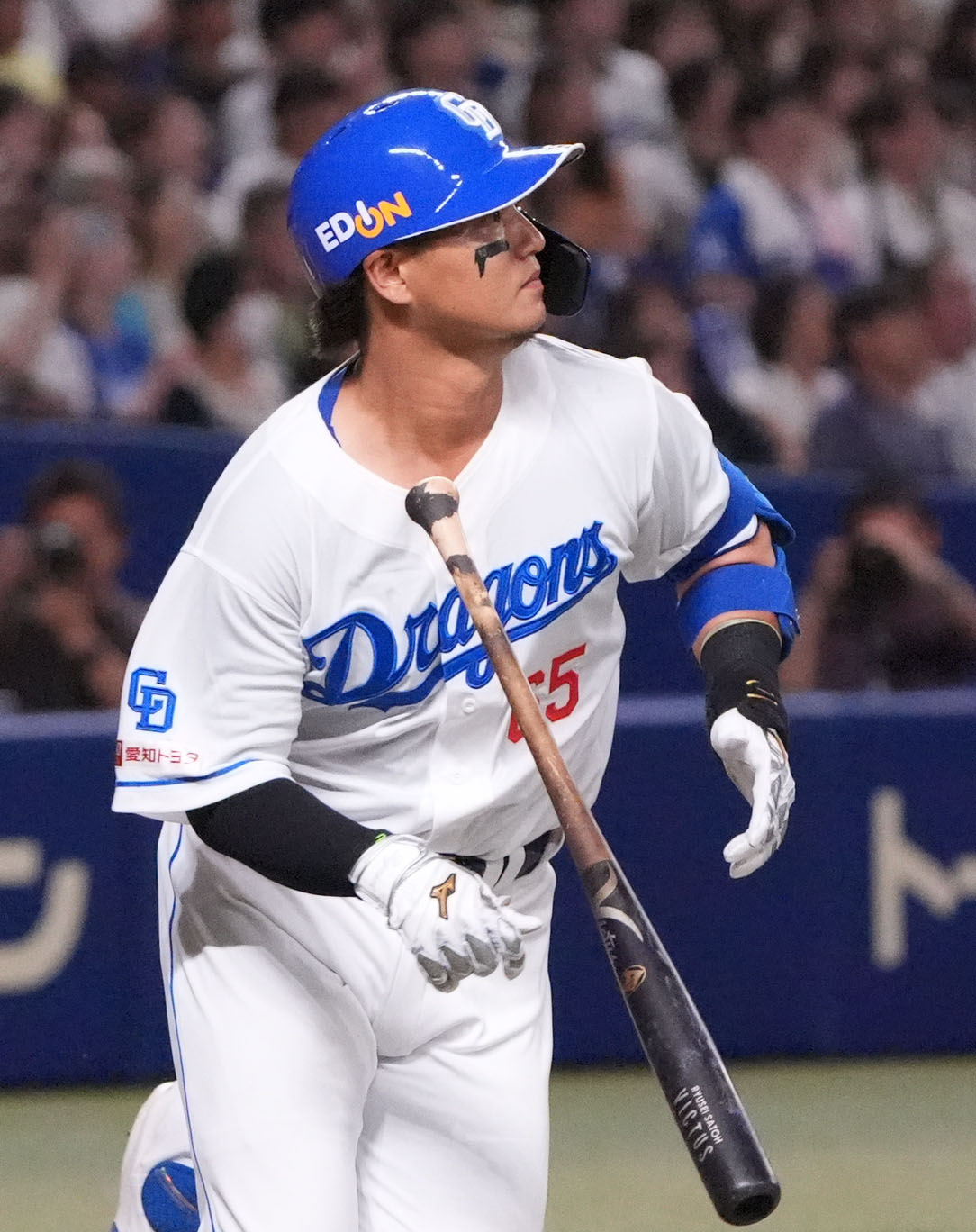 中日対オリックス　1回裏中日1死満塁、中犠飛を放つ佐藤（撮影・森本幸一）
