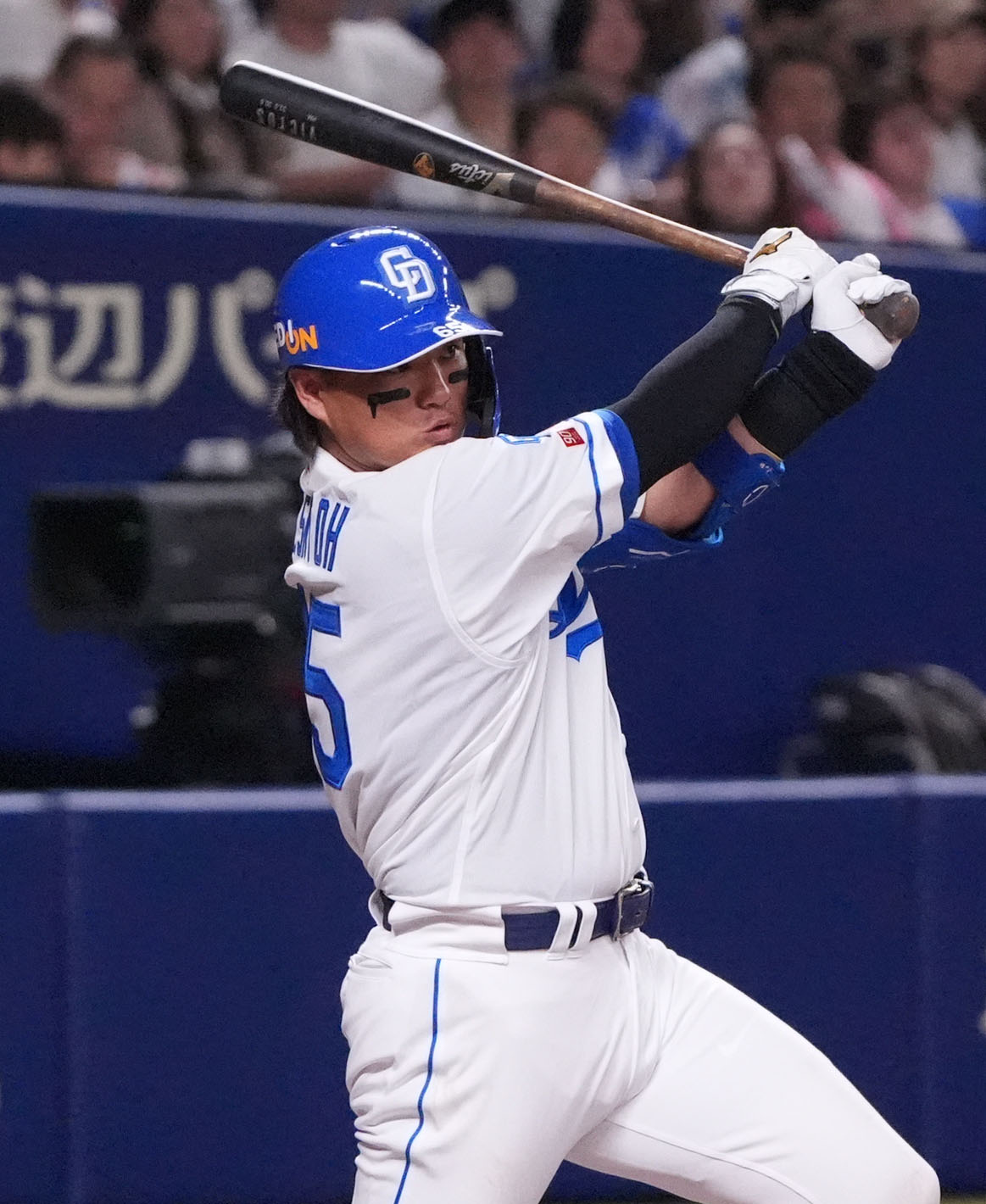 中日対オリックス　8回裏中日無死、右二塁打を放つ佐藤（撮影・森本幸一）