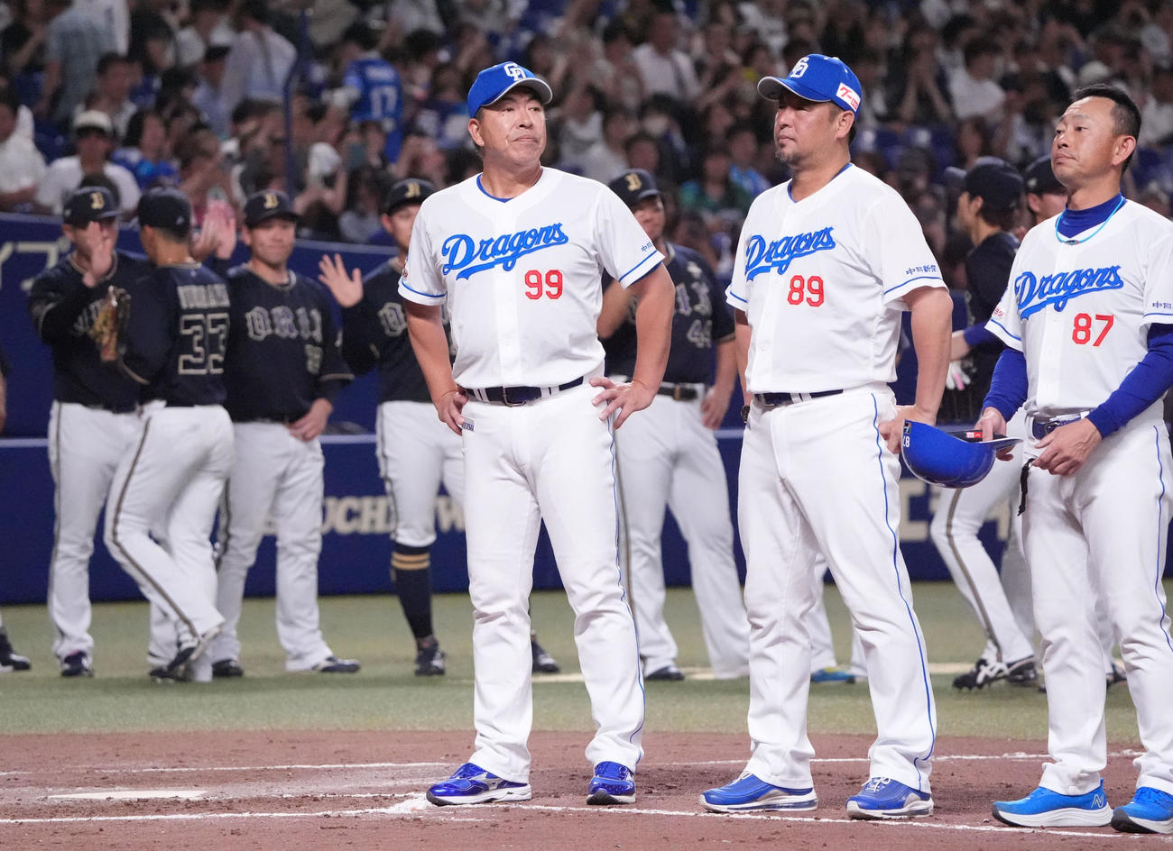 中日対オリックス　試合終了、井上監督（手前・左）さえない表情で整列する（撮影・森本幸一）