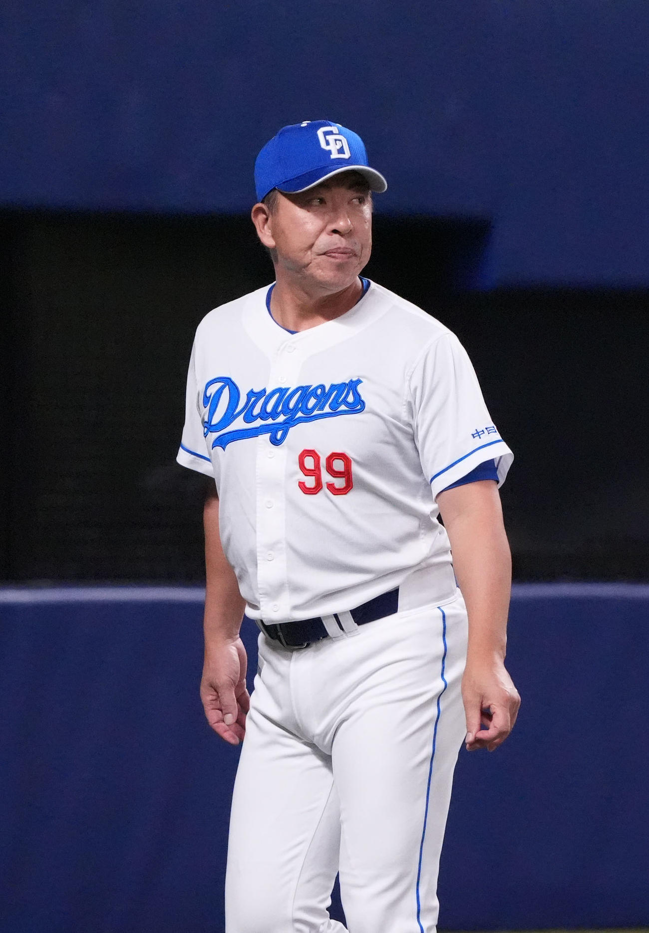 中日対オリックス　6回終了、選手交代を告げベンチへ戻る井上監督（撮影・森本幸一）