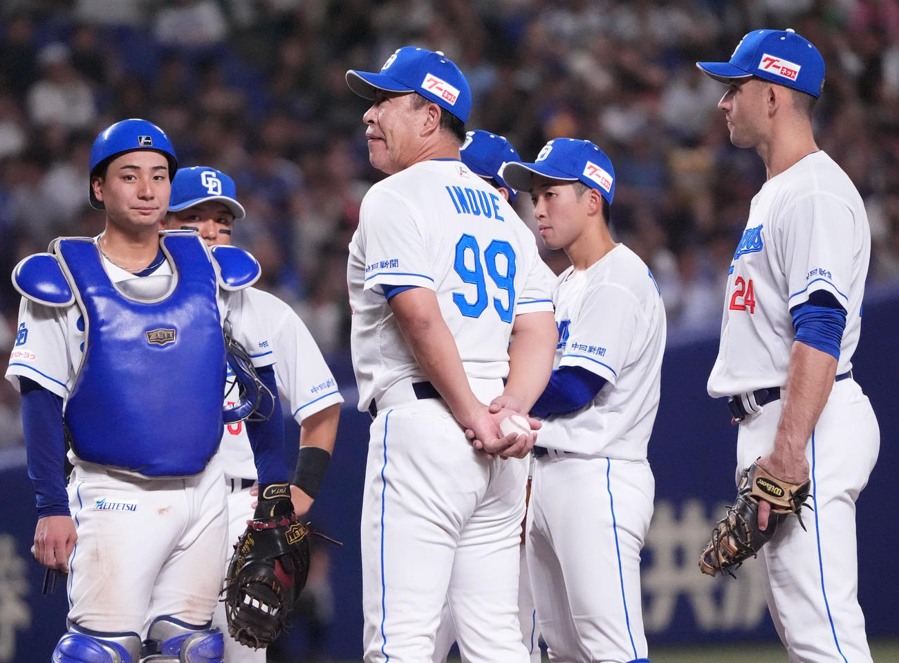 中日対オリックス　8回表オリックス1死三塁、井上監督（左から3人目）は投手交代を告げマウンドで渋い表情を見せる（撮影・森本幸一）