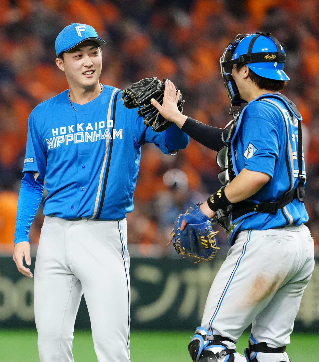 巨人対日本ハム　最後を締め日本ハム捕手伏見（右）とタッチを交わす柳川（撮影・江口和貴）
