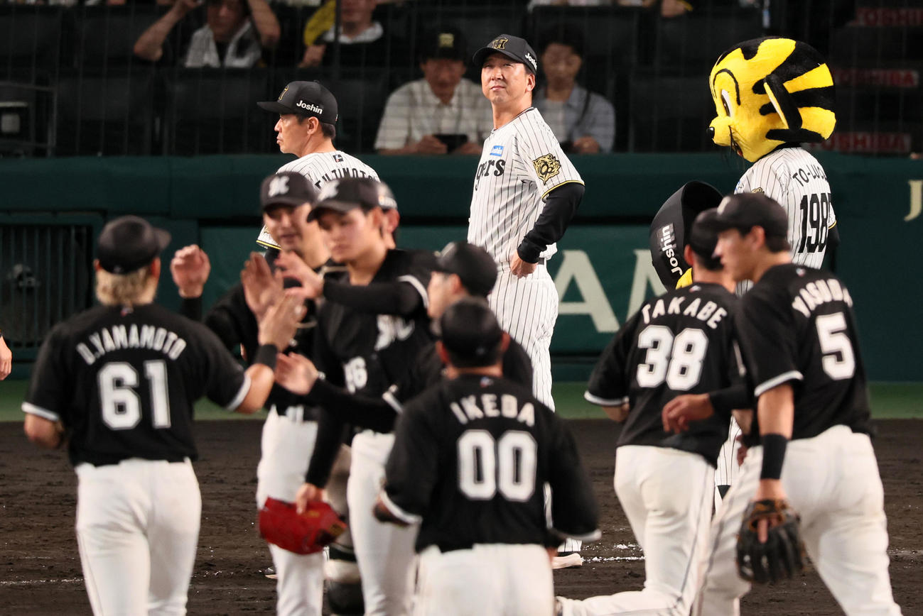 阪神対ロッテ　ロッテに敗れ整列する阪神藤川監督（撮影・加藤哉）