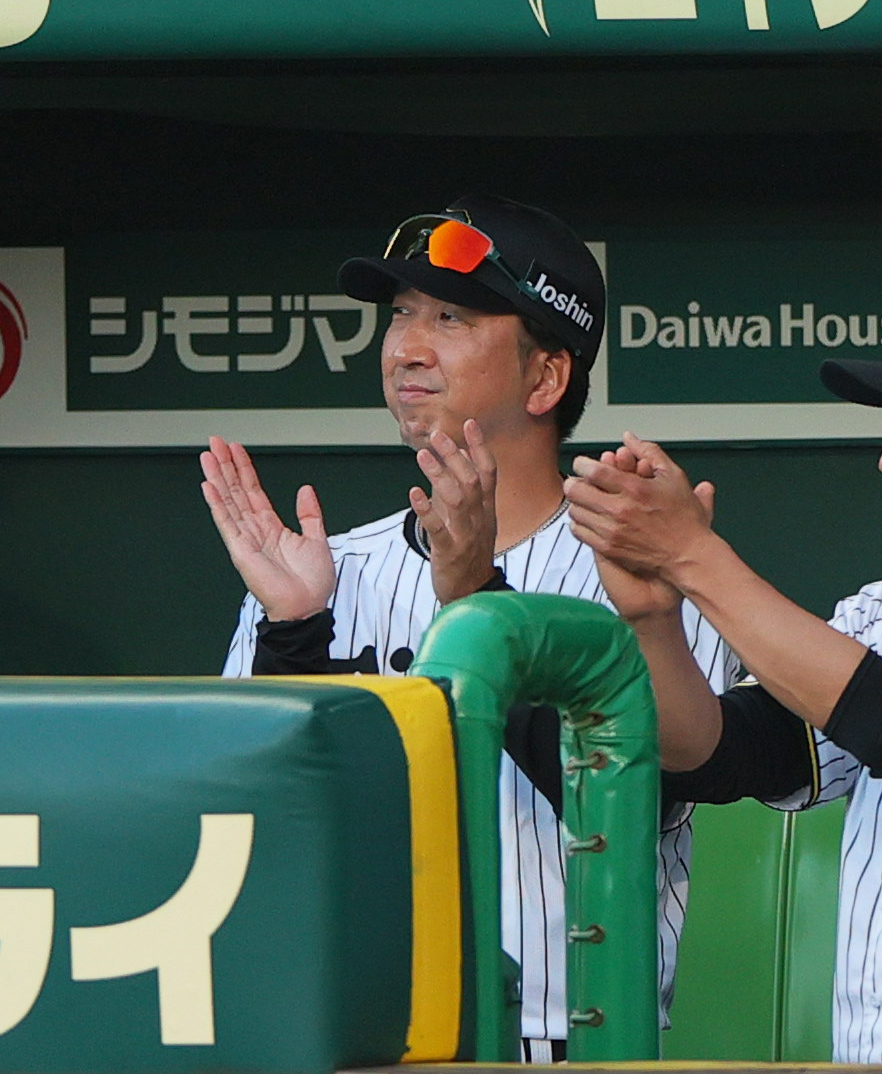 阪神対ロッテ　3回裏阪神2死二塁、藤川監督は中野の中前適時打で先制しベンチで拍手する（撮影・上山淳一）