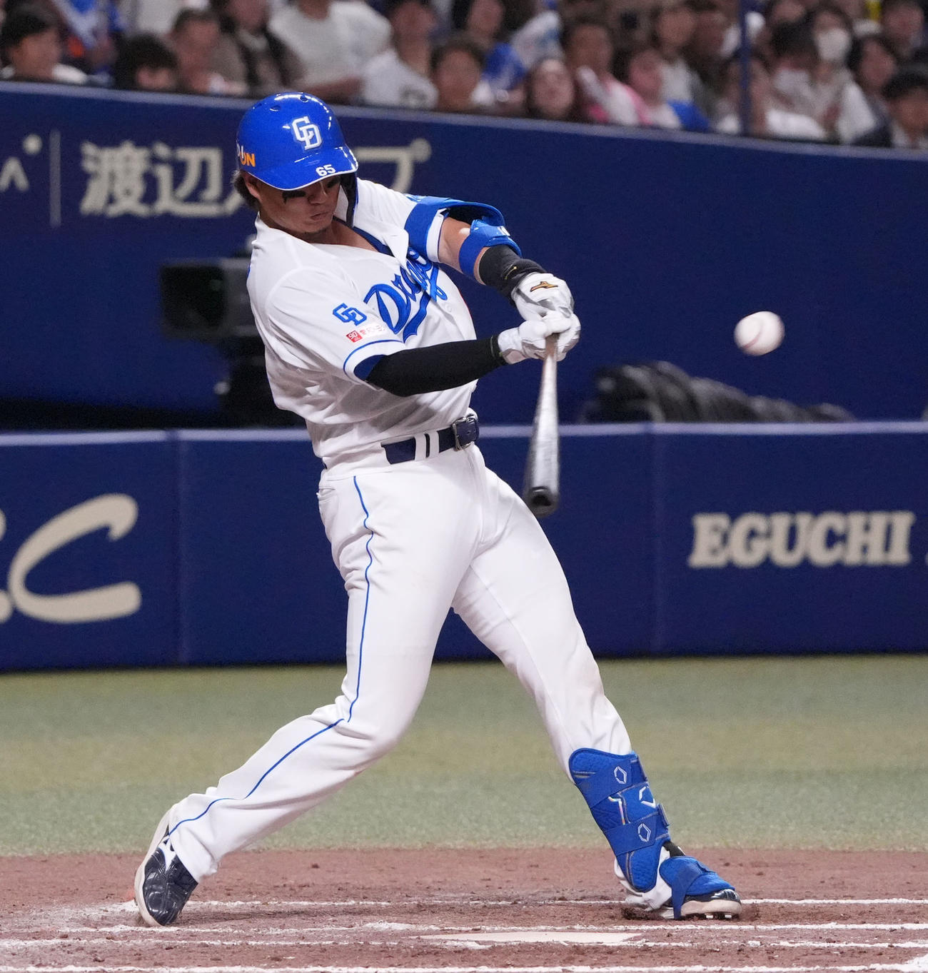 中日対オリックス　8回裏中日無死、右二塁打を放つ佐藤（撮影・森本幸一）