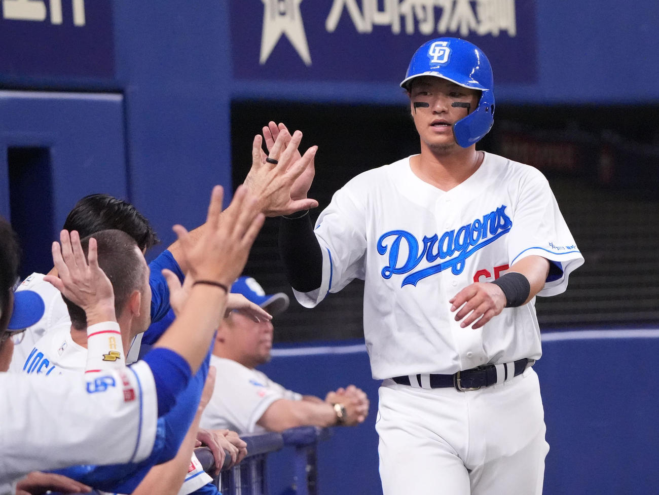 中日対オリックス　8回裏中日無死二塁、佐藤（右）は上林の右適時二塁打で生還しタッチを交わす（撮影・森本幸一）