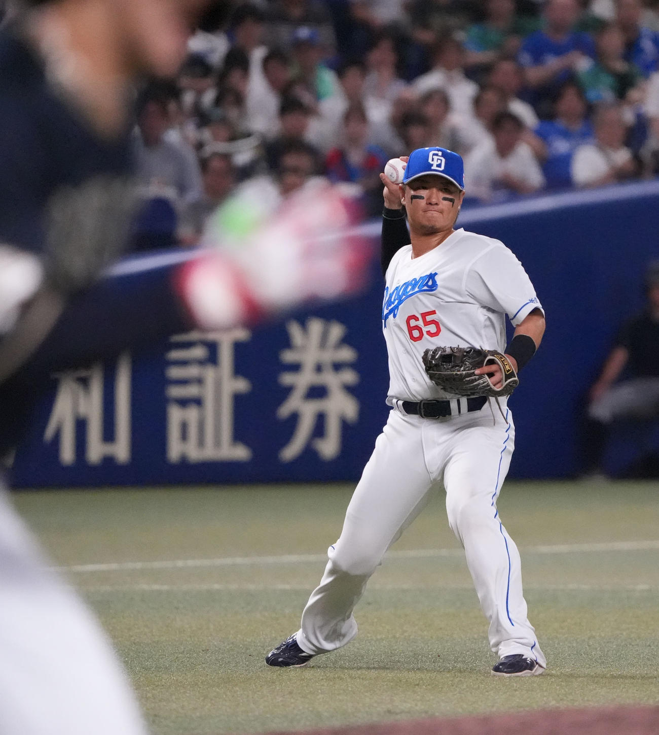 中日対オリックス　6回表オリックス無死、紅林の三ゴロを捕球し一塁へ送球する佐藤（撮影・森本幸一）
