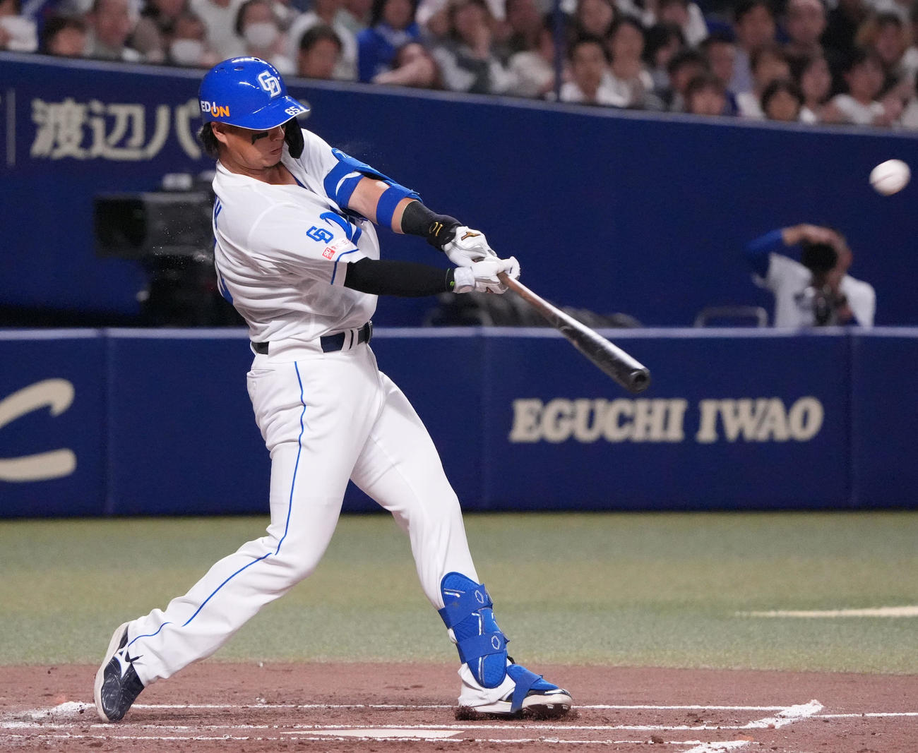 中日対オリックス　1回裏中日1死満塁、中犠飛を放つ佐藤（撮影・森本幸一）