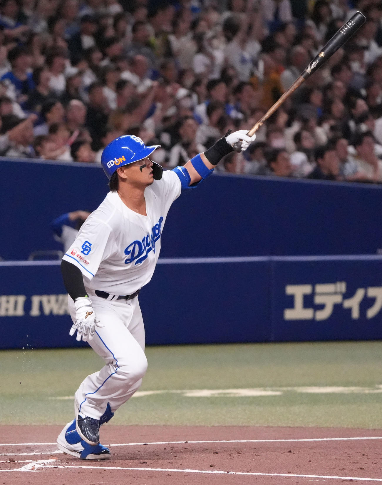 中日対オリックス　1回裏中日1死満塁、中犠飛を放つ佐藤（撮影・森本幸一）