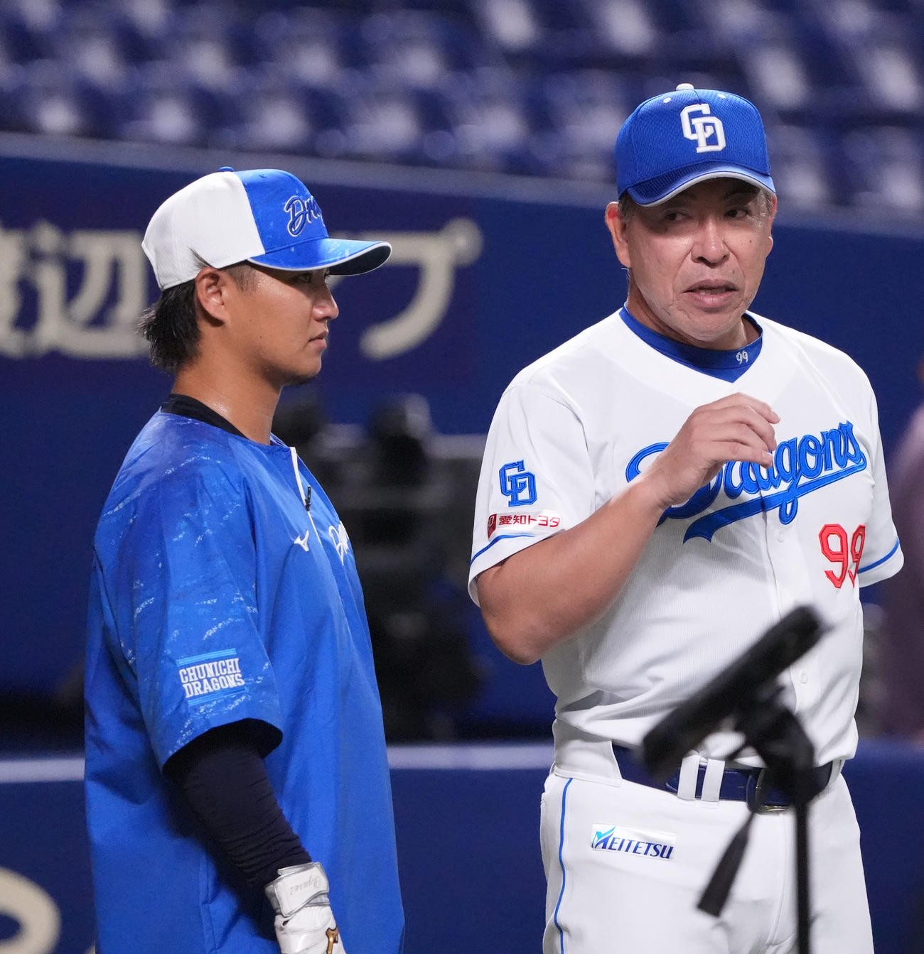 中日対オリックス　試合前、佐藤（左）と言葉を交わす井上監督（撮影・森本幸一）