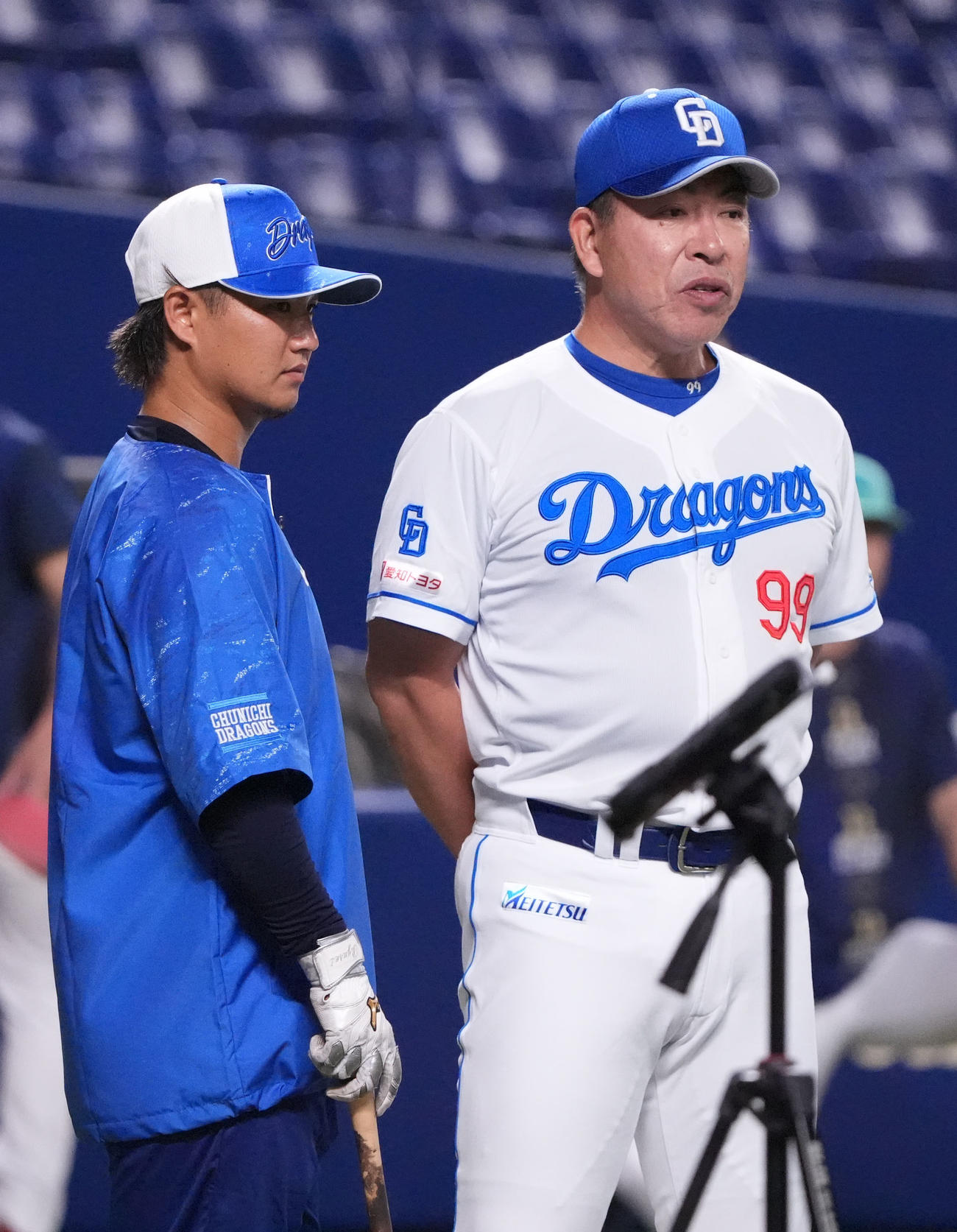 中日対オリックス　試合前、佐藤（左）と言葉を交わす井上監督（撮影・森本幸一）