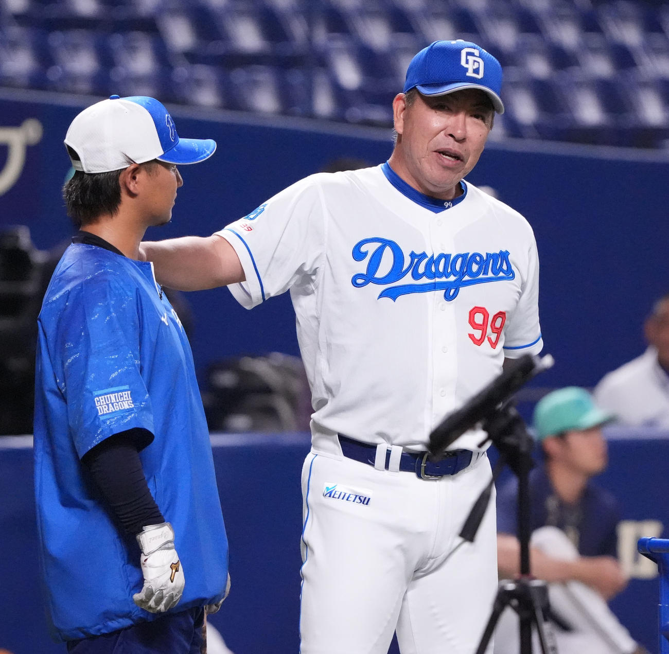 中日対オリックス　試合前、佐藤（左）と言葉を交わす井上監督（撮影・森本幸一）