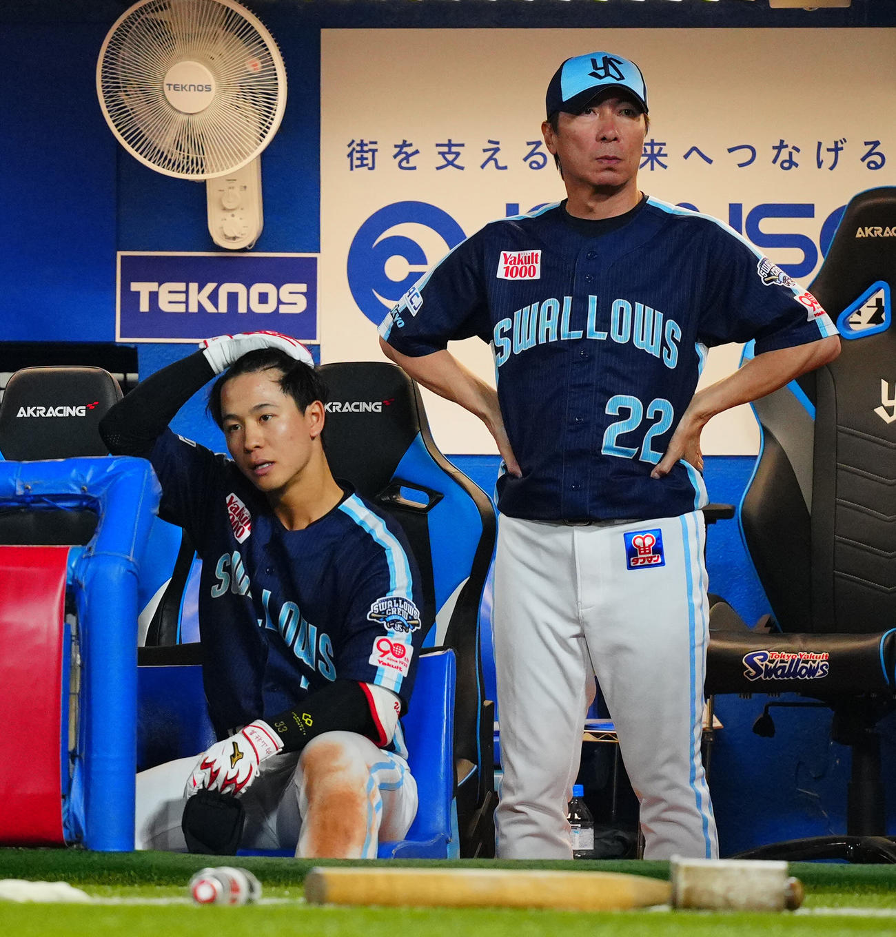 ヤクルト対楽天　12回裏ヤクルト2死一、二塁、ベンチでさえない高津臣吾監督（右）と内山（撮影・垰建太）