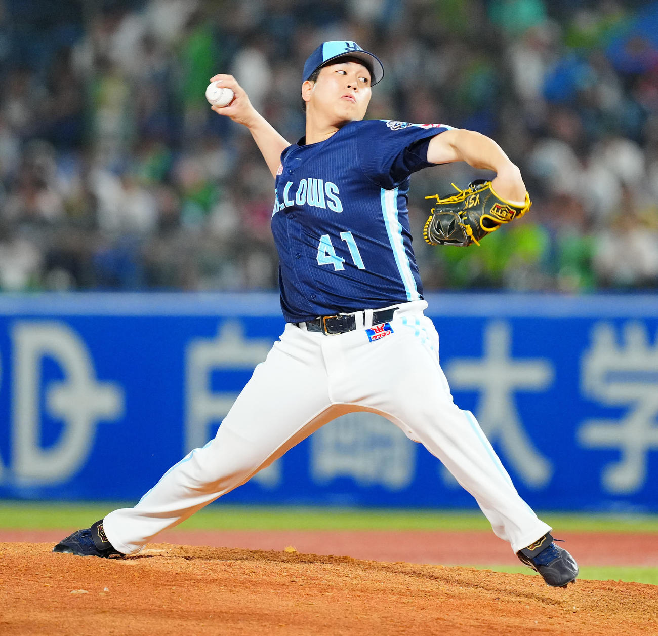 ヤクルト対楽天　11回表、ヤクルト7番手で登板し力投する矢崎（撮影・垰建太）