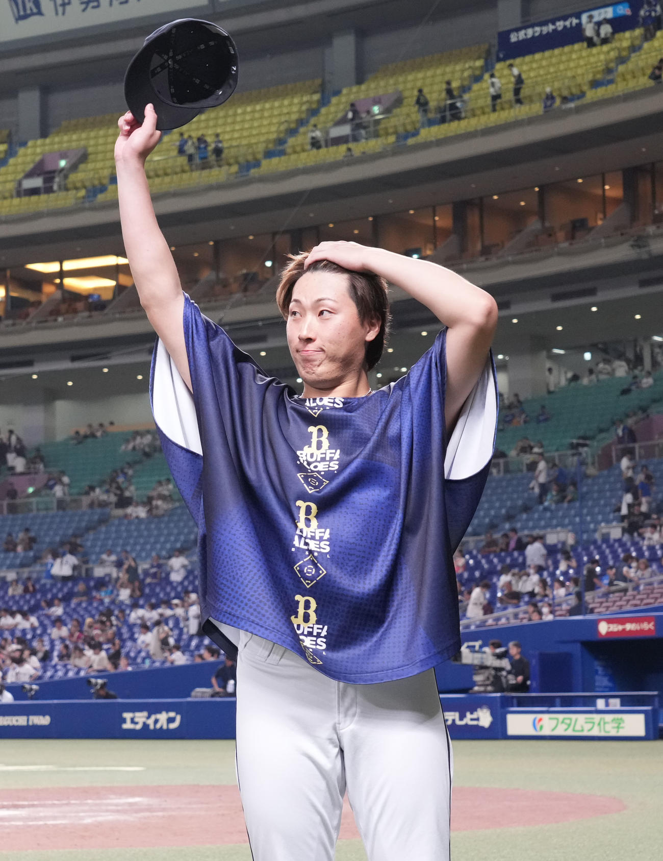 中日対オリックス　ヒーローインタビューを終えファンに手を振る東（撮影・森本幸一）