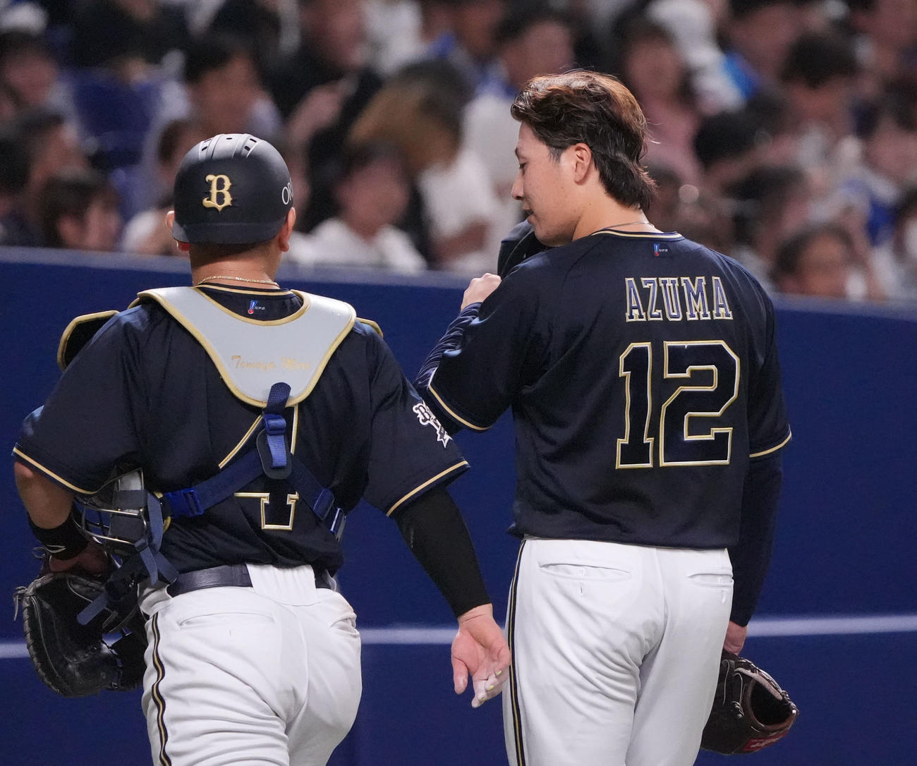 中日対オリックス　1回終了、森（左）と言葉を交わしながらベンチへ戻る東（撮影・森本幸一）