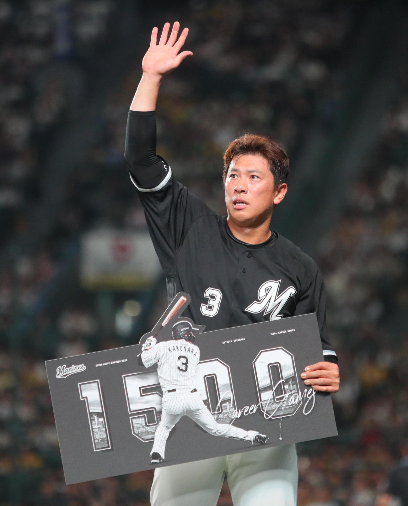 阪神対ロッテ　ロッテ角中は1500試合出場を記録し、ファンの声援に応える（撮影・上山淳一）