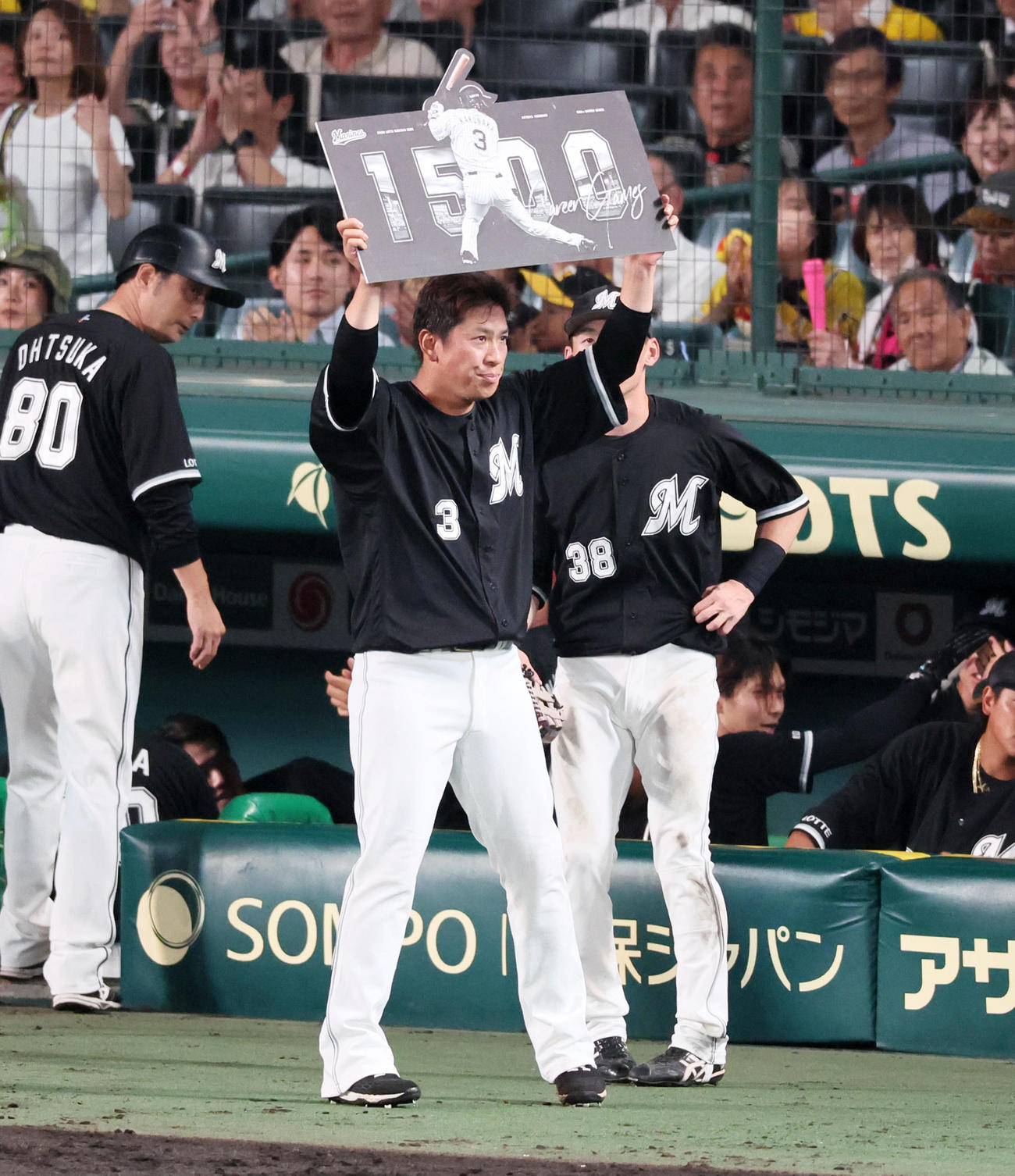 阪神対ロッテ　7回表、代打で出場した角中は1500試合出場を達成（撮影・加藤哉）