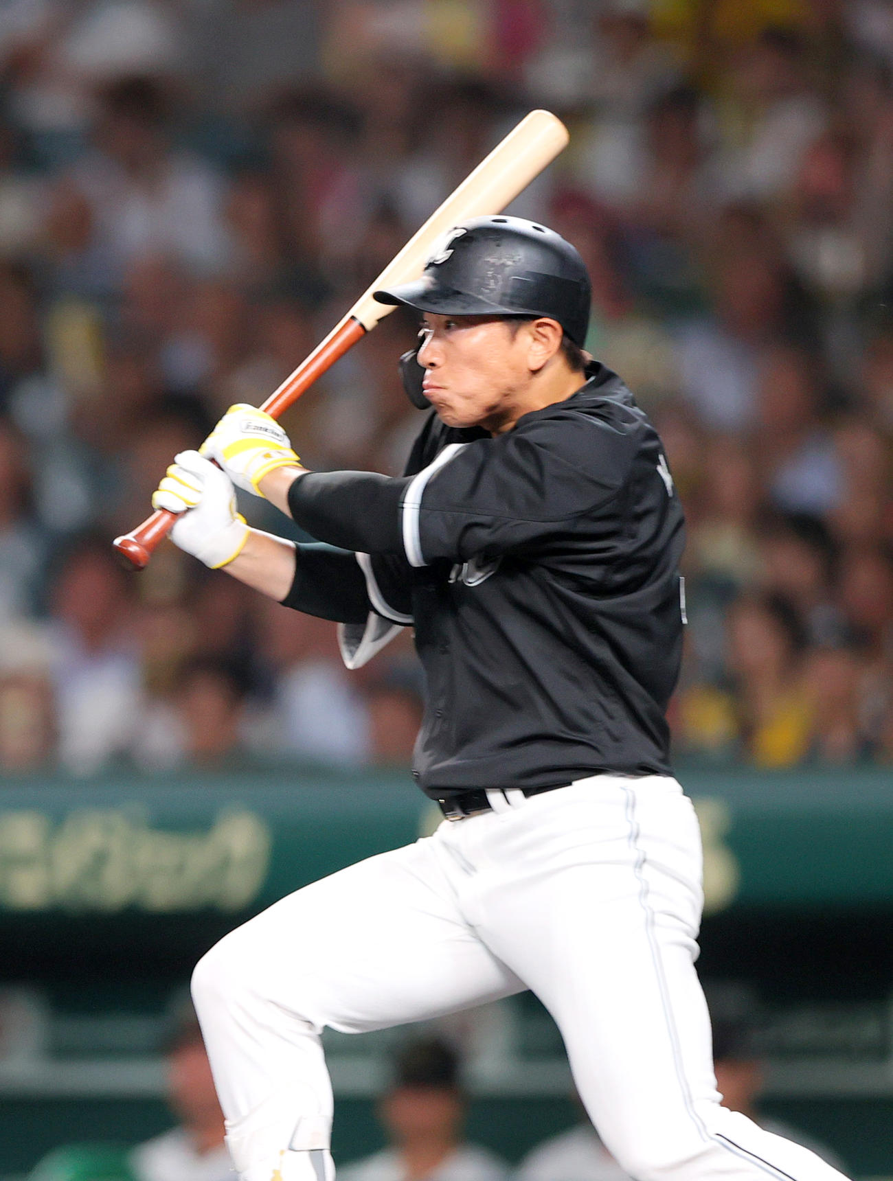 阪神対ロッテ　7回表ロッテ2死二、三塁、代打角中は投適時内野安打を放つ（撮影・上山淳一）