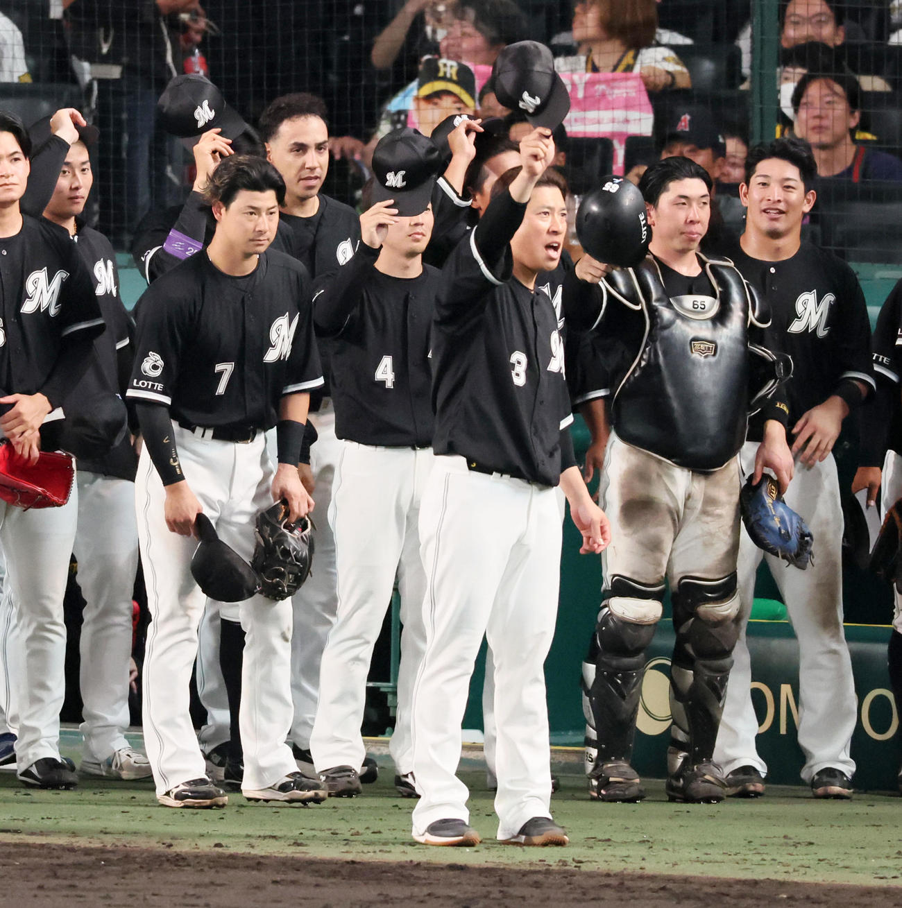 阪神対ロッテ　阪神に勝利しスタンドのファンにあいさつする角中とロッテナイン（撮影・加藤哉）