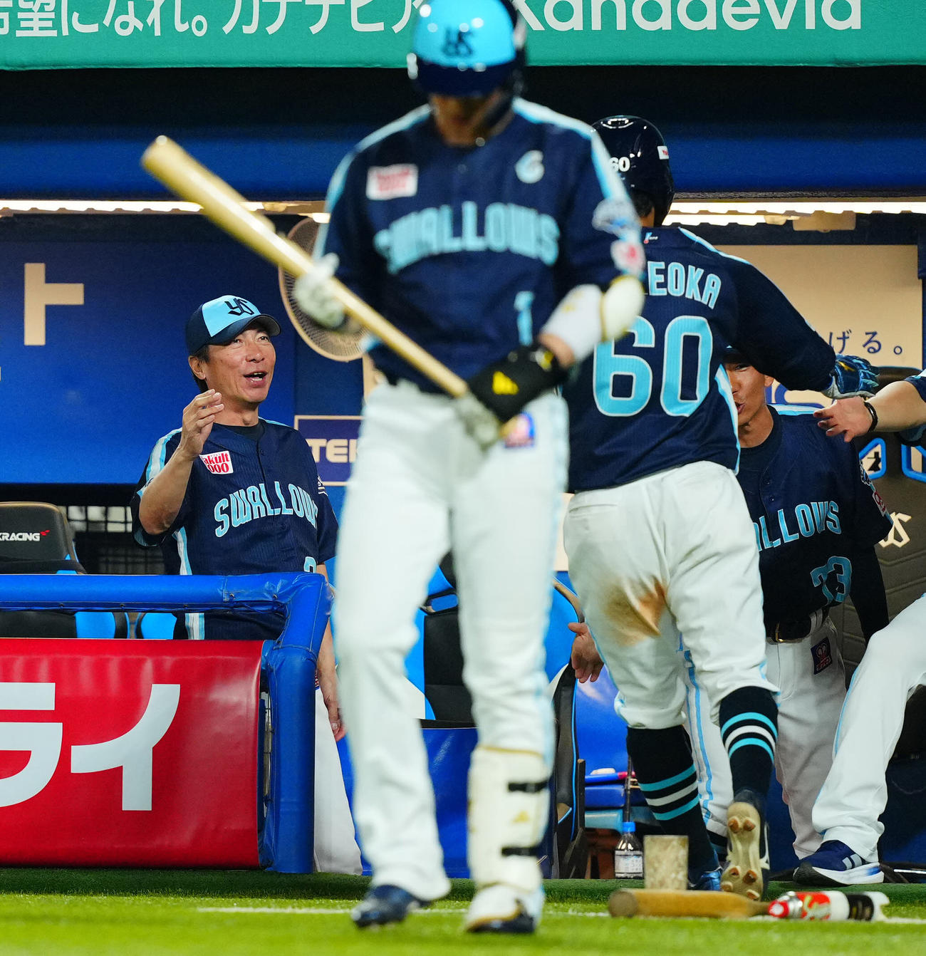 ヤクルト対楽天　5回裏ヤクルト2死三塁、内山の適時打で生還した武岡（右）を出迎える高津監督（撮影・垰建太）