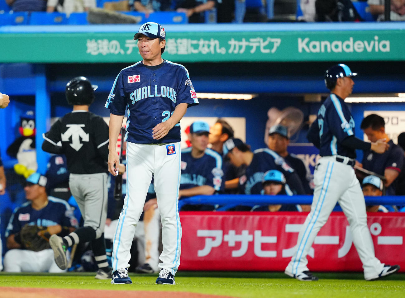 ヤクルト対楽天　12回表、交代を告げるヤクルト高津監督（撮影・垰建太）