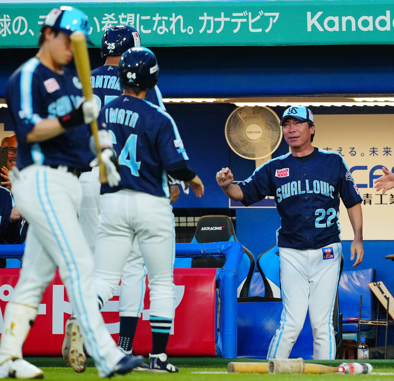 ヤクルト対楽天　3回裏ヤクルト2死一、三塁、内山の適時二塁打で生還したサンタナと岩田を笑顔で迎える高津監督（右）（撮影・垰建太）