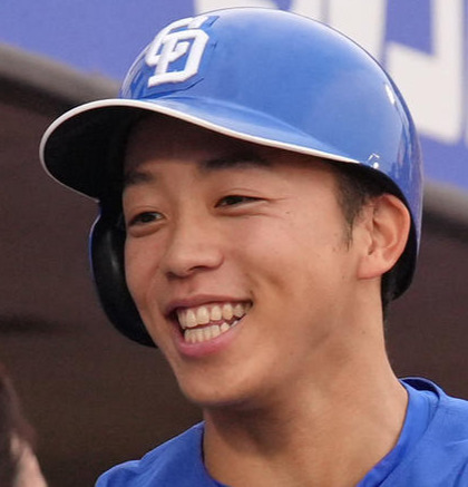 11日の楽天対中日　2回表中日2死一、二塁、岡林は右越え3点本塁打を放ちタッチを交わす（撮影・足立雅史）