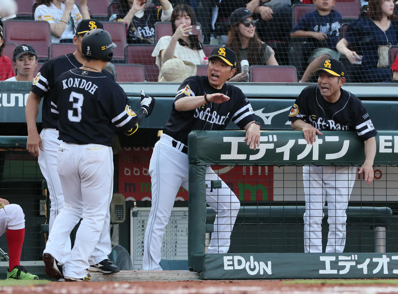 広島対ソフトバンク　1回表ソフトバンク2死二塁、先制左越え2点本塁打を放った近藤を迎える小久保監督（中央）（撮影・加藤孝規）