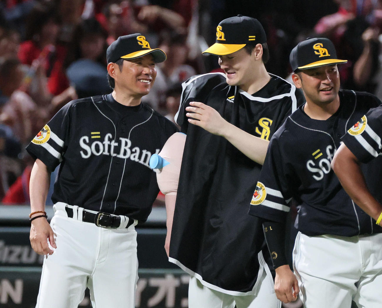 広島対ソフトバンク　有原をねぎらう小久保監督（左）（撮影・加藤孝規）