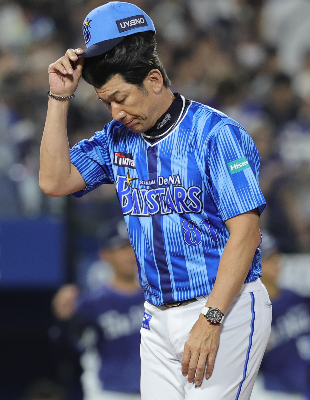 DeNA対西武　完封負けを喫しファンにあいさつするDeNA三浦監督（撮影・野上伸悟）